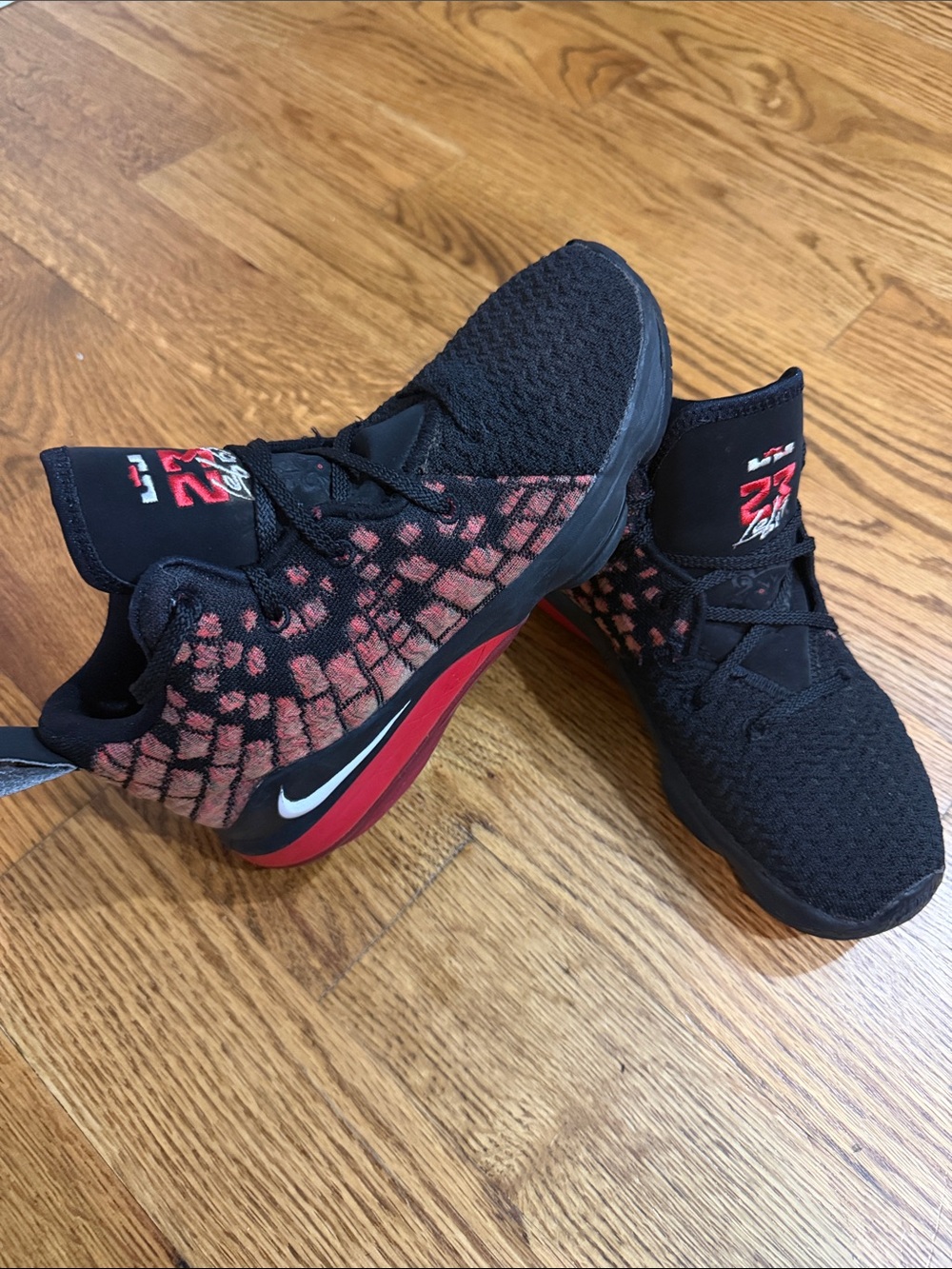 Nike Lebron 17 XVII GS 'Infrared VI' Black Red Basketball Sneakers. Size 3Y.